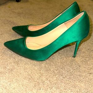 Women green satin pump